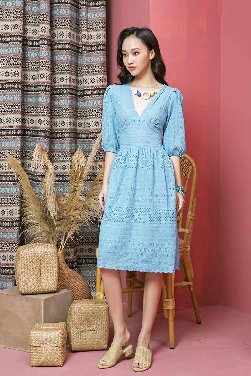 Đầm tay lỡ dáng xòe với thiết kế ren giúp khoe eo thon đầy nữ tính, thanh lịch