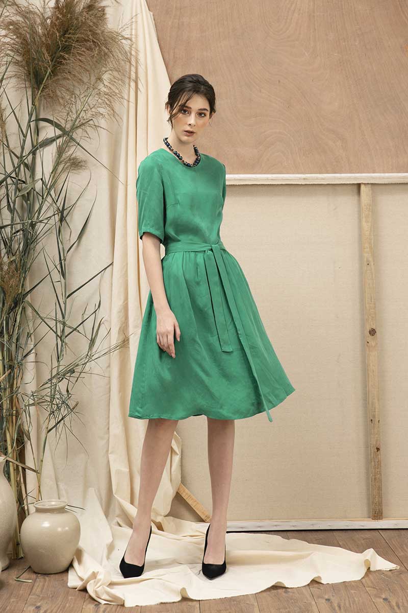 Với cô nàng ưa thích phong cách năng động có thể lựa chọn mẫu đầm tay lỡ có kèm belt