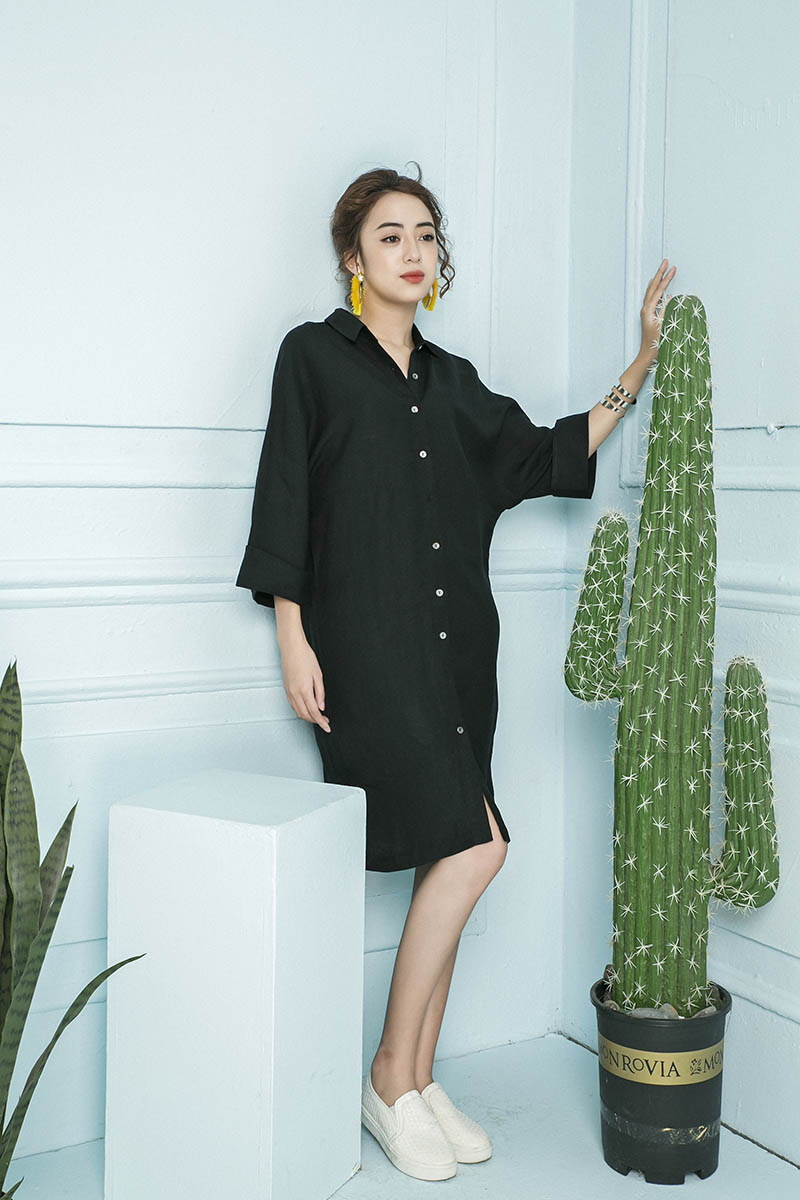 Mix đầm sơ mi với giày thể thao sẽ khiến bạn trở nên khỏe khoắn, năng động