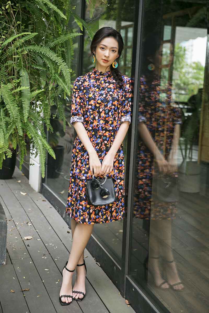 Nàng nên chọn những chiếc túi xách kích cỡ vừa phải khi kết hợp cùng đầm tay lỡ