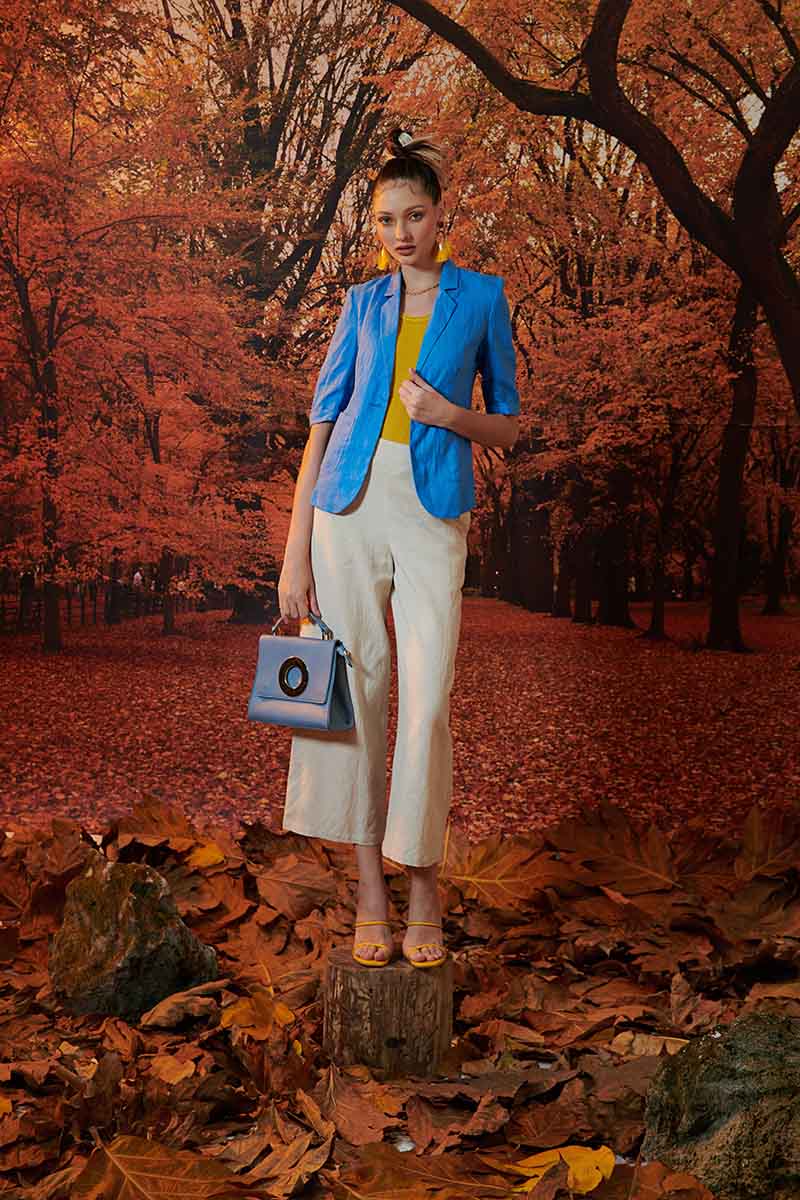 Áo len mỏng màu vàng saffron kết hợp với hoa tai cùng màu và áo blazer màu xanh coban nổi bật - set đồ hoàn hảo cho ngày giao mùa chớm lạnh