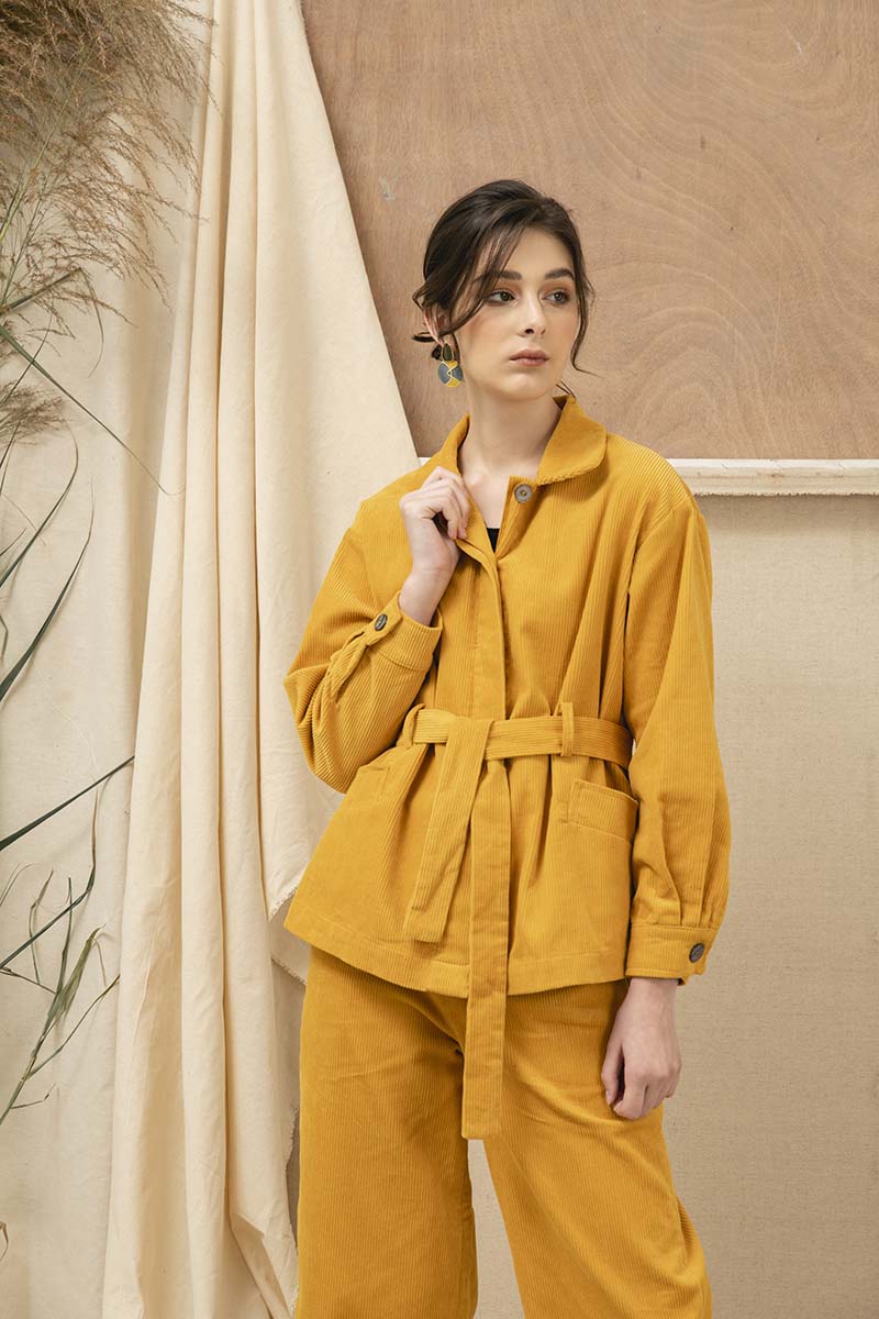 Set áo blazer và quần suông màu vàng saffron sẽ mang lại cho bạn sự tự tin nơi công sở