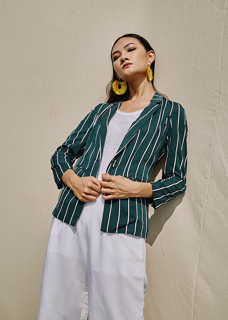 Khi kết hợp cùng jumpsuit nên chọn màu sắc hài hòa, tránh rối mắt