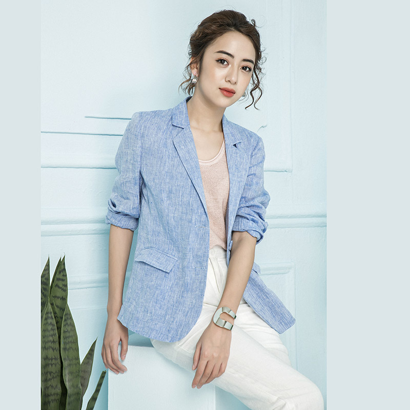 Diện áo vest với quần jeans skinny sẽ khiến bạn trông rất năng động và phong cách