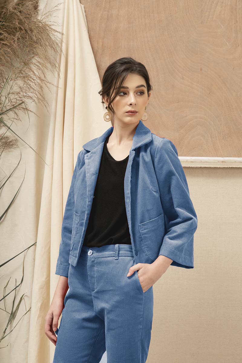 Blazer dáng lửng đem lại vẻ ngoài năng động và thu hút cho các nàng