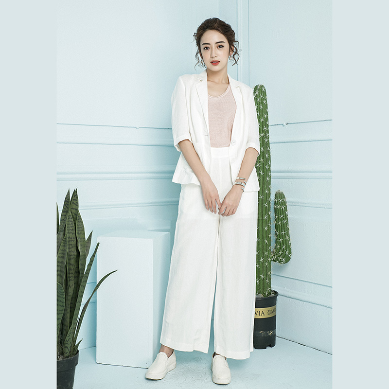 “Tông xuyệt tông” với set áo khoác blazer đi cùng quần dáng suông đồng màu