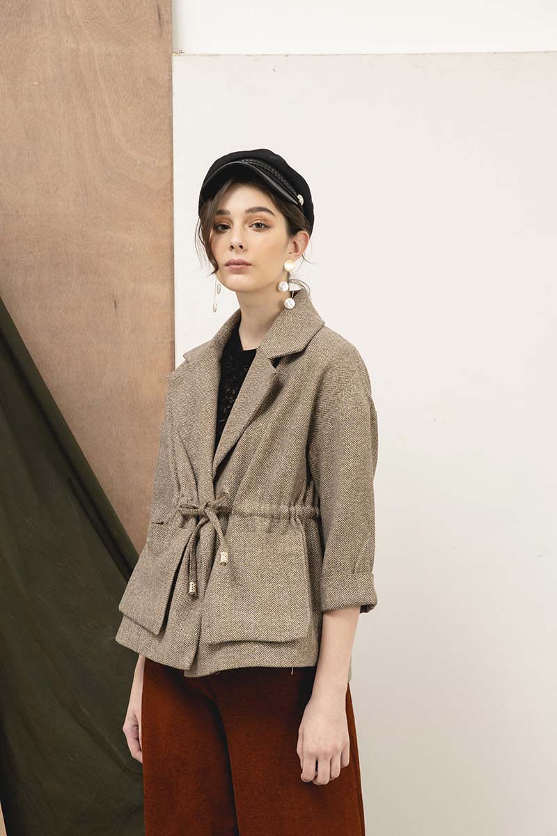Một chút duyên dáng và nữ tính cùng dáng áo blazer cách điệu
