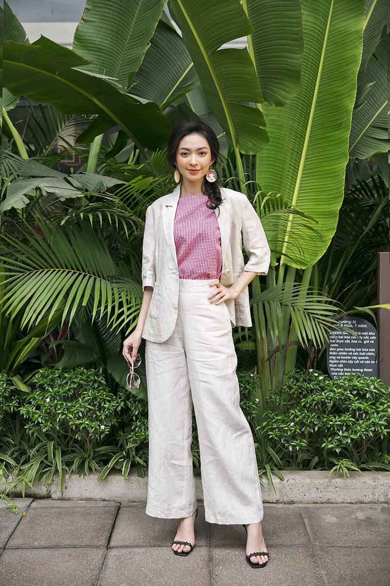 Áo caro mix cùng blazer