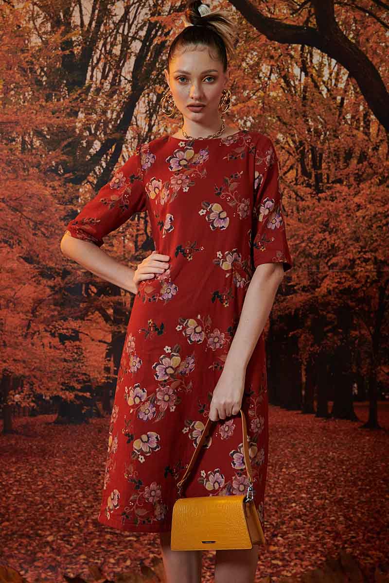 Thiết kế váy họa tiết Floral của Zofal trở nên thanh lịch, nữ tính hơn với phần đi kèm phụ kiện túi xách
