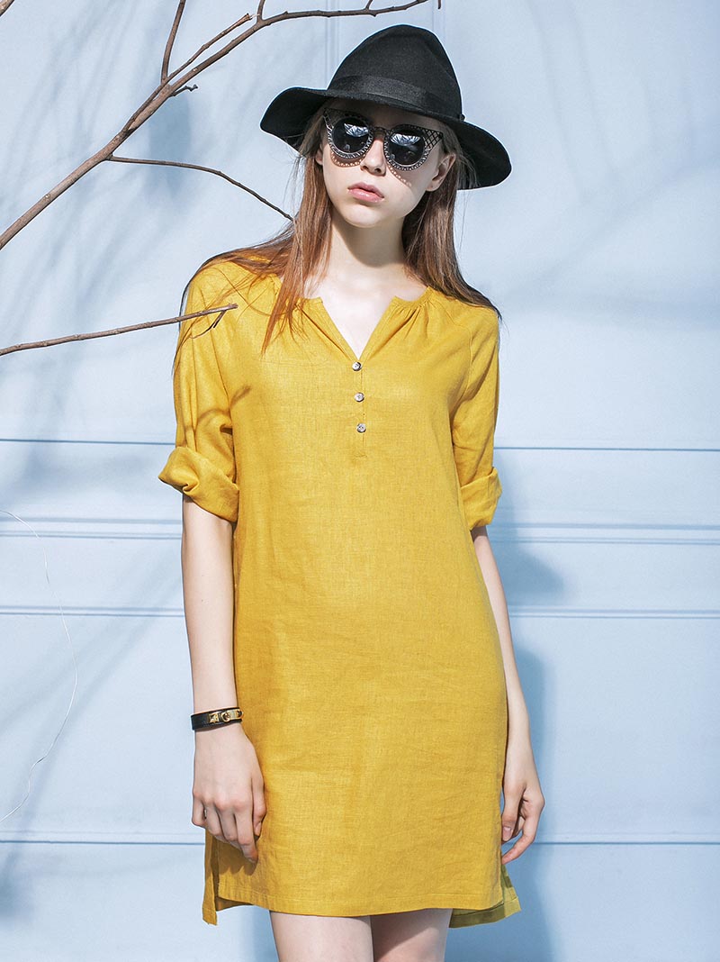 Đầm linen cổ V giúp tạo hiệu ứng khuôn mặt thon gọn hơn