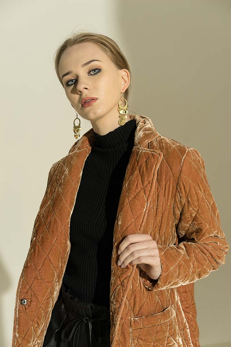 Diện blazer nhung màu nâu để trông thật phá cách và năng động