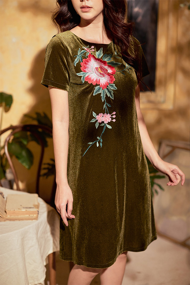 Đầm nhung co giãn xanh rêu,cổ tròn,thêu hoa diên vỹ. – OZ Design House