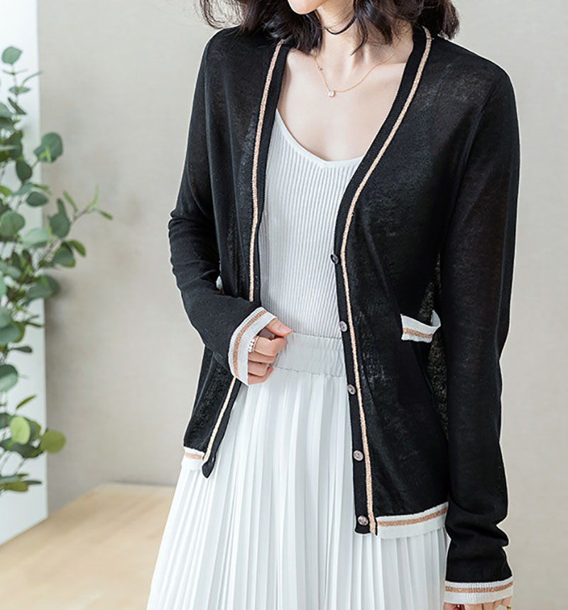 Vô cùng sang chảnh khi mix áo cardigan cùng chân váy dài xếp ly