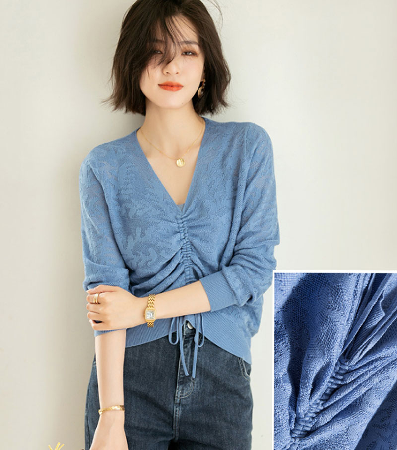 Áo len mỏng phối cùng quần jeans phá cách và túi da cho cô nàng cá tính, năng động