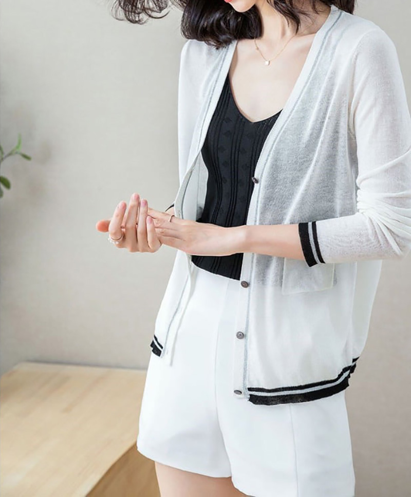 Quần short cũng là lựa chọn ăn ý khi mix cùng áo len mỏng và áo cardigan