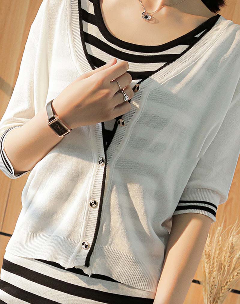 Cô nàng công sở sẽ trông thật thanh lịch với set đồ áo len mỏng, áo cardigan