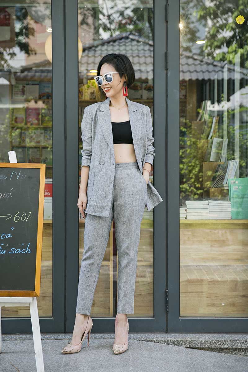 Set áo khoác blazer, quần tây cùng áo bra bên trong tạo nên vẻ cá tính, phá cách