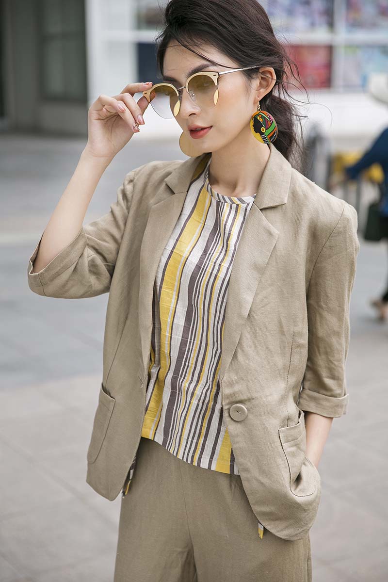 Tông màu be đậm không quá chói mắt, kết hợp phụ kiện làm điểm nhấn cũng đủ thu hút sự chú ý của đối phương
