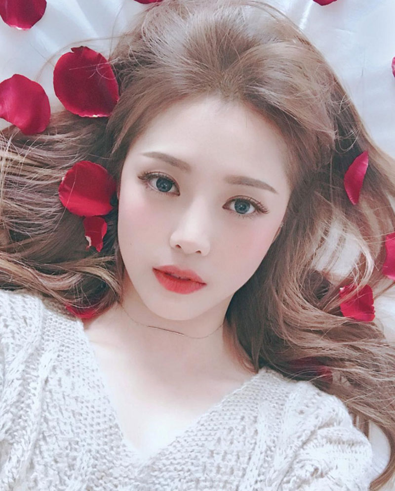 Đặc trưng của phong cách trang điểm Hàn Quốc là lớp nền trong suốt, tươi tắn