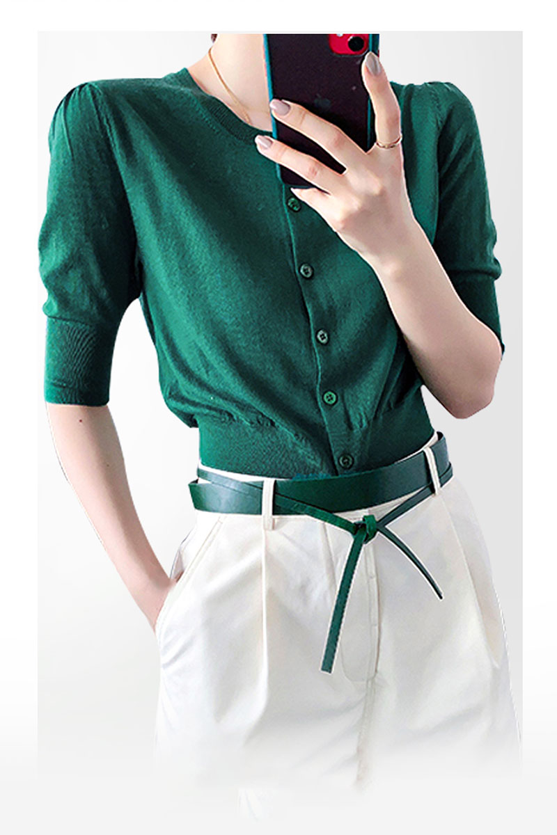 Áo cardigan được yêu thích vì rất phù hợp khi thời tiết giao mùa, dễ phối đồ nên trong tủ đồ của các nàng luôn có ít nhất 1 chiếc áo như vậy