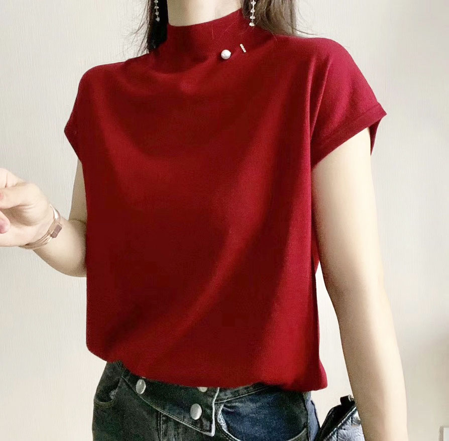 Chiếc áo len đỏ có phần cổ lọ cực xinh và dễ mix đồ