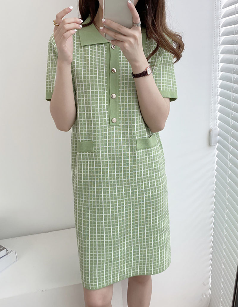 Sắc xanh chưa bao giờ đáng yêu và nữ tính như thế khi là màu chủ đạo của chiếc váy suông len cổ sơ mi này