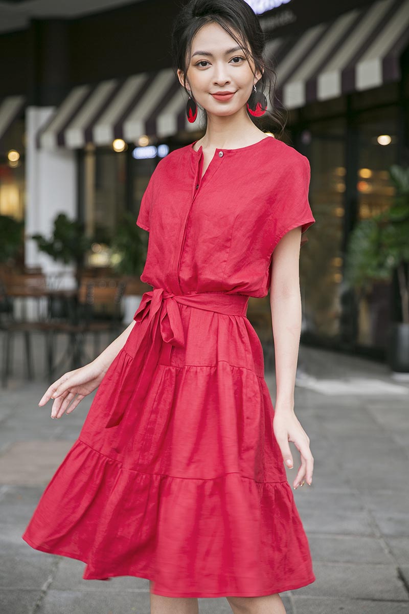 Chiếc váy đỏ kết hợp cùng áo blazer tạo thành set đồ lịch sự, trang nhã nơi công sở