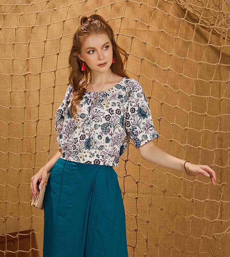 Kết hợp màu xanh cổ điển và họa tiết hoa cỏ giúp nàng trông dịu dàng hơn