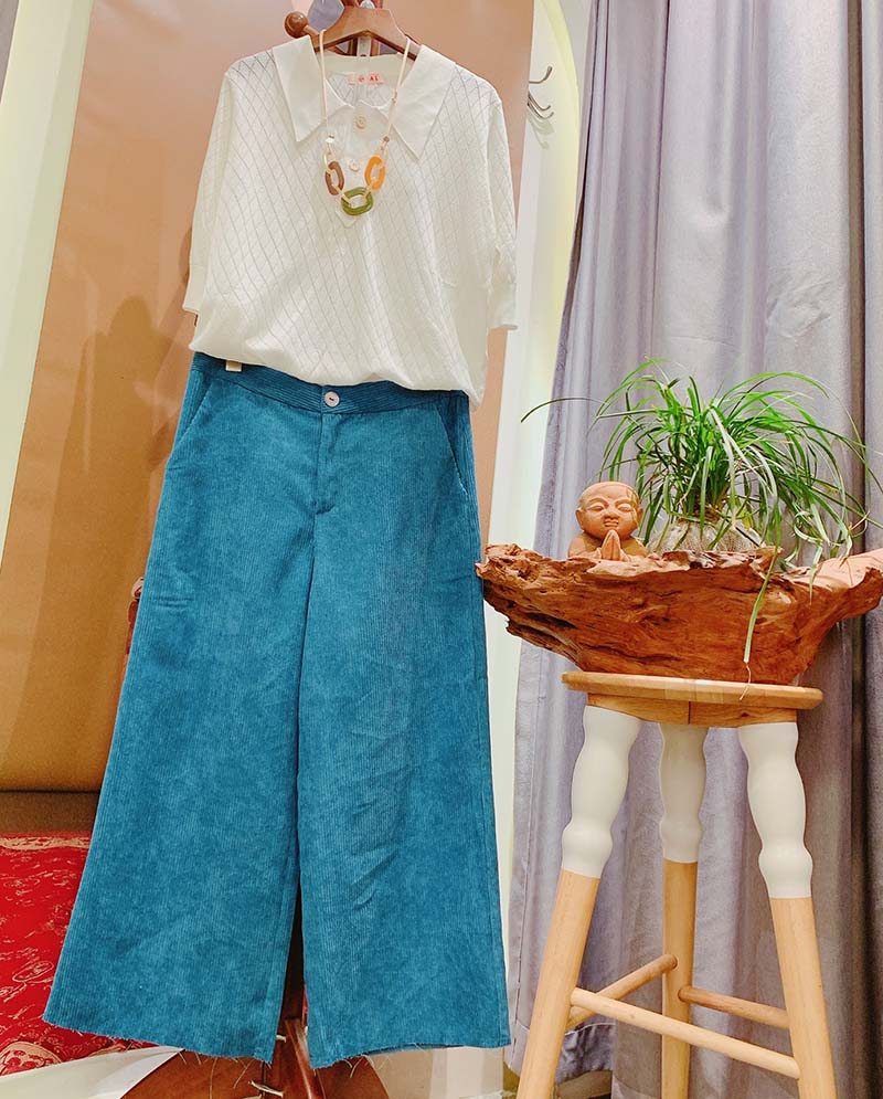 Áo len mỏng trắng cùng với quần ống suông màu xanh classic