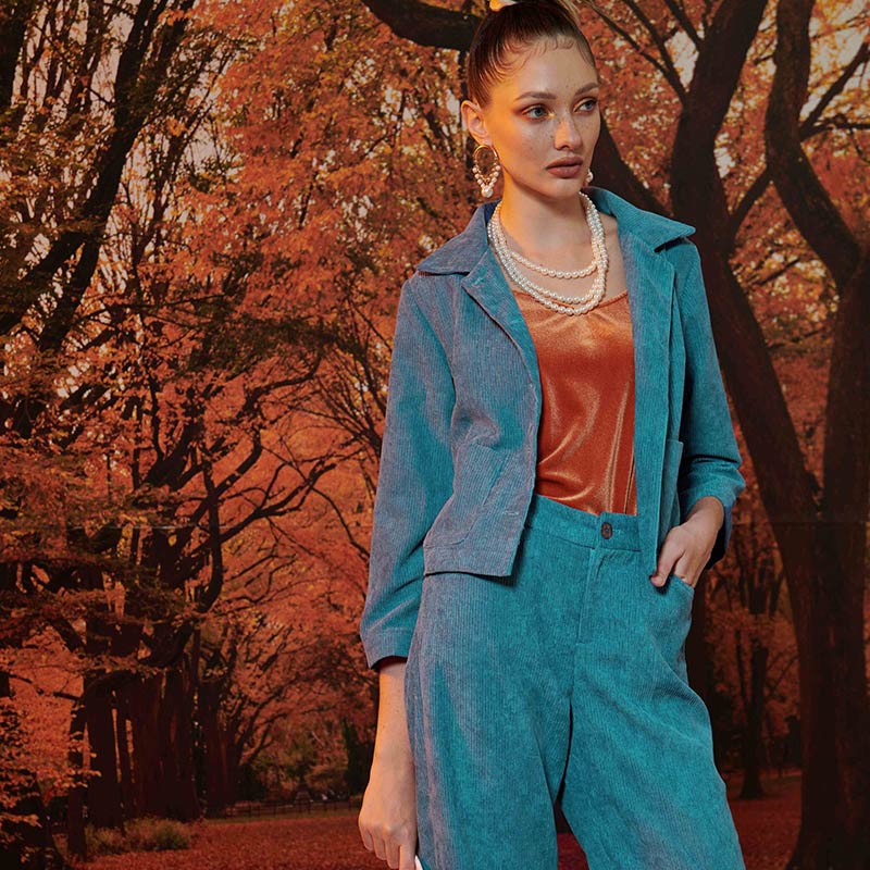 Phối màu tương phản trong bánh xe màu sắc cho ra một outfit trẻ trung và nổi bật