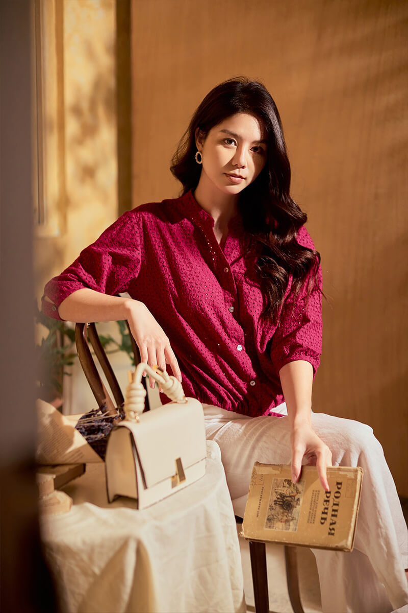 Outfit thể hiện sự duyên dáng, nữ tính nhưng cũng rất thanh lịch