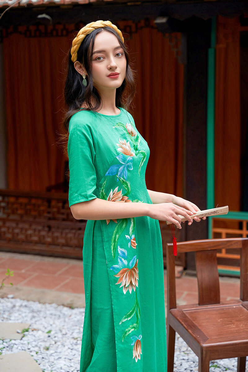 Thiết kế áo dài màu xanh ấn tượng cho dịp Tết Tân Sửu