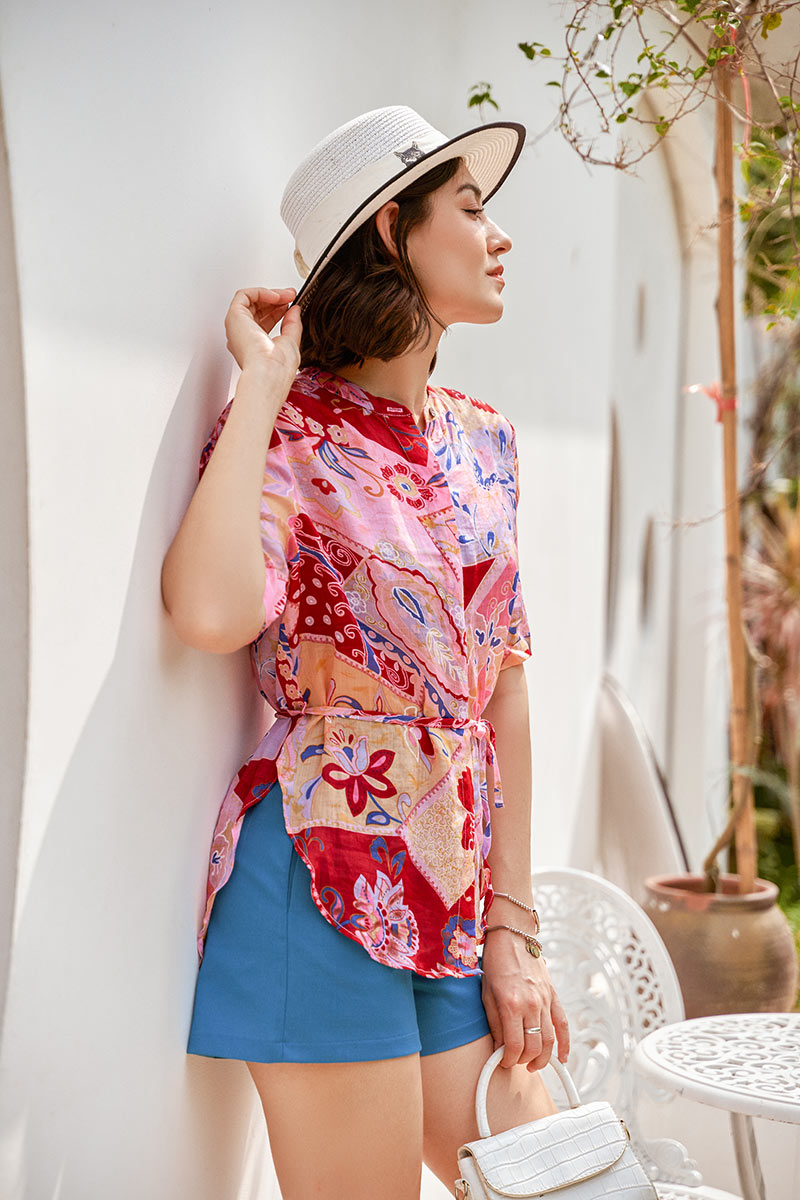 Nổi bật với set đồ gồm áo sơ mi hoa cổ tàu và quần short