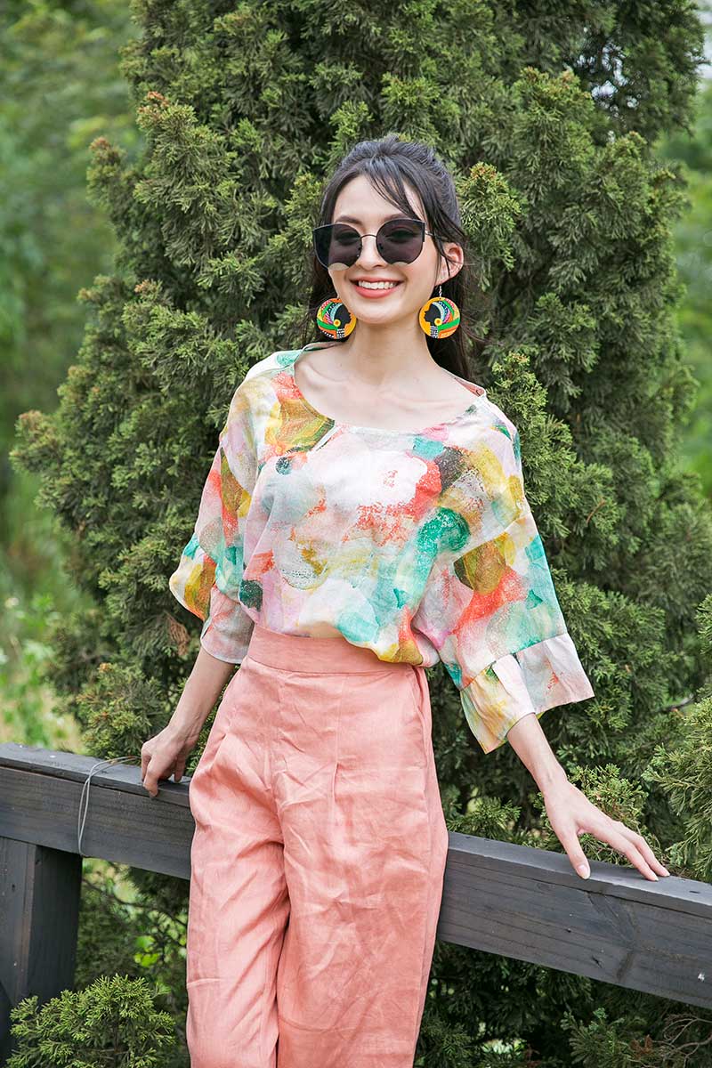 trang phục với gam màu nổi bật