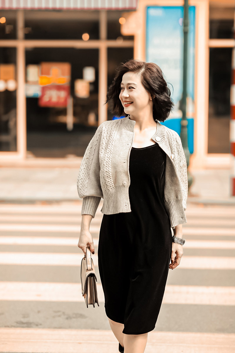 kết hợp áp cardigan với váy liền