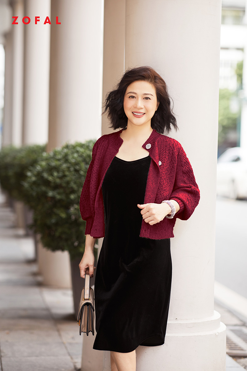 váy nhung kết hợp áo khoác cardigan