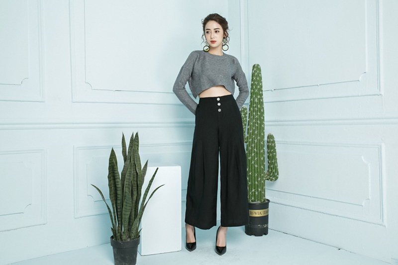 quần ống rộng và áo croptop