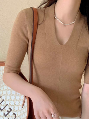 Áo len tay cộc cổ tim Beige