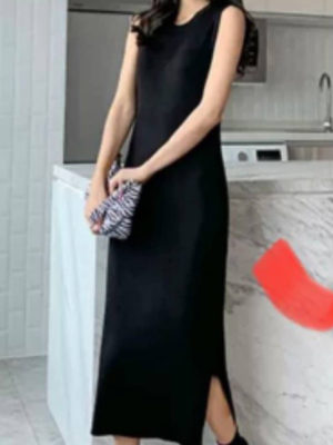 Váy đầm len gile xẻ gấu Black