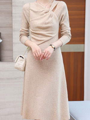 Váy đầm len xoắn vai Cream