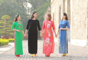 tông màu thời trang Tết 2023