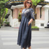 Váy đầm cổ tròn chun eo thêu ngực và tay áo Navy
