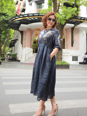 Váy đầm cổ tròn chun eo thêu ngực và tay áo Navy