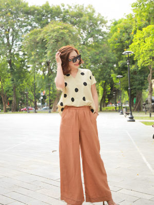 Áo chấm bi cổ V tay liền Beige 1