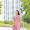 Váy đầm sơ mi cổ Y thêu ngực và tay áo, rút dây eo Pink