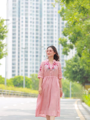 Váy đầm sơ mi cổ Y thêu ngực và tay áo, rút dây eo Pink